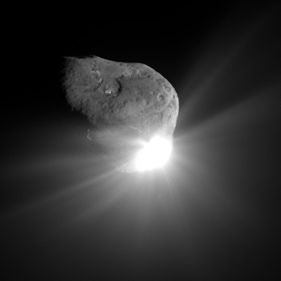Bildet av en grå komet som lyses opp på en side
