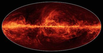 Polarisert støv sett med Planck. Den horisontale stripen tvers over er vår egen galakse. Klikk her for et større bilde. Bilde: ESA/Planck Collaboration.