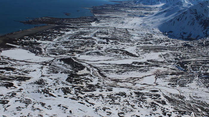Foto: Spredt snødekke ved Bayelvas nedbørsområde, en elv nær Ny-Ålesund, Svalbard. Foto tatt av et automatisk kamerasystem i juni 2016. Illustrasjon/foto: Kristoffer Aalstad