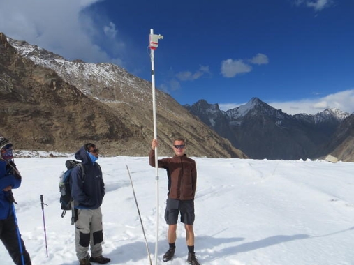 Himalaya: Markus Engelhardt og forskarteamet driv prøvetagning under feltarbeidet på Chhota Shigri isbreen, Western Himalaya, India, i oktober 2015. Foto: privat