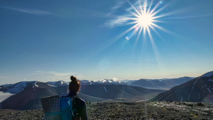Foto: Sommer på Svalbard med sola høyt på himmelen og midnattsol. Sola har vært med som en trofast følgesvenn på mange eventyr, men det går mot mørkere tider. Foto: Guro Lilledal Andersen