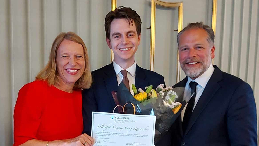 bildet av en dame, en ung mann i midten og en mann ved siden
