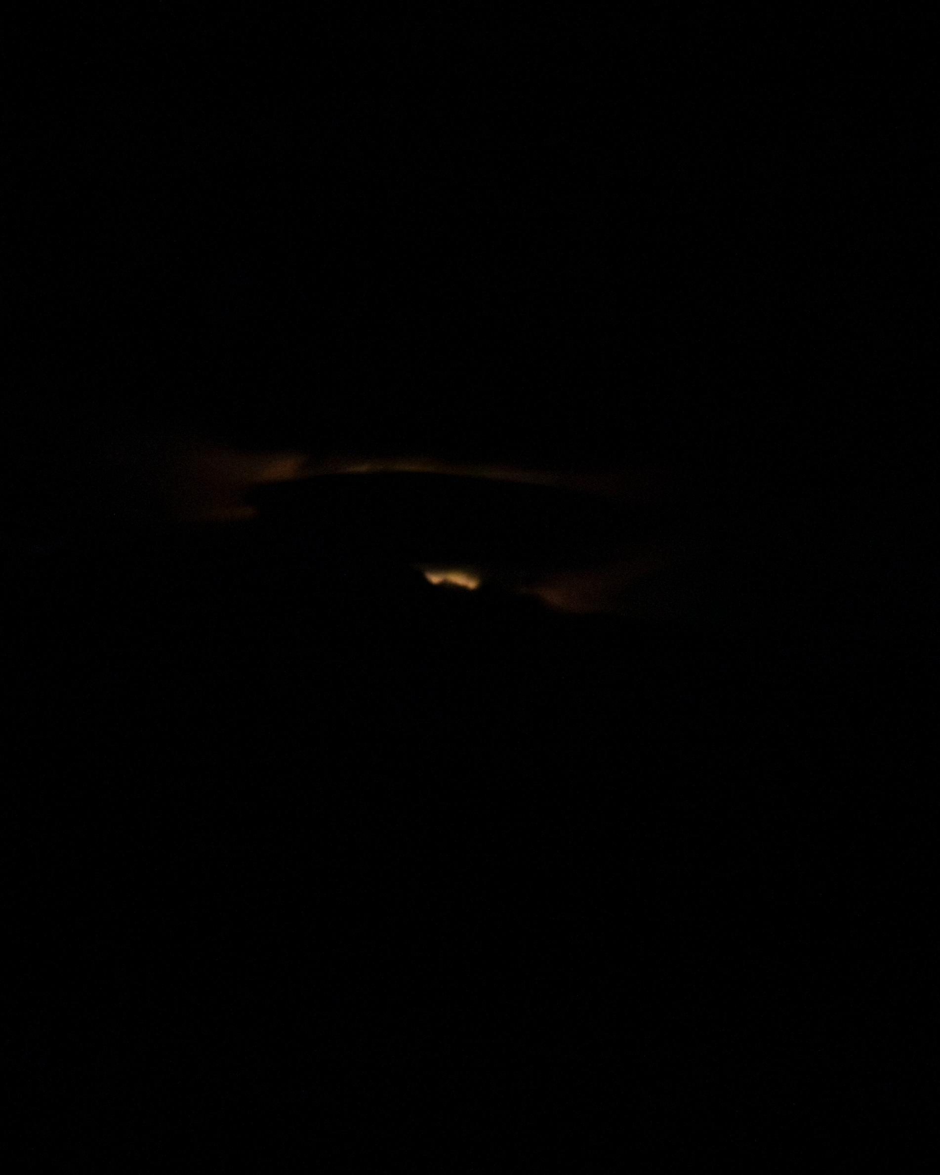 Bildet kan inneholde: fotografi, natt, mørke, atmosfærisk fenomen, midnatt.