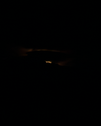 Bildet kan inneholde: fotografi, natt, mørke, atmosfærisk fenomen, midnatt.