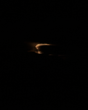 Bildet kan inneholde: fotografi, natt, mørke, brun, midnatt.