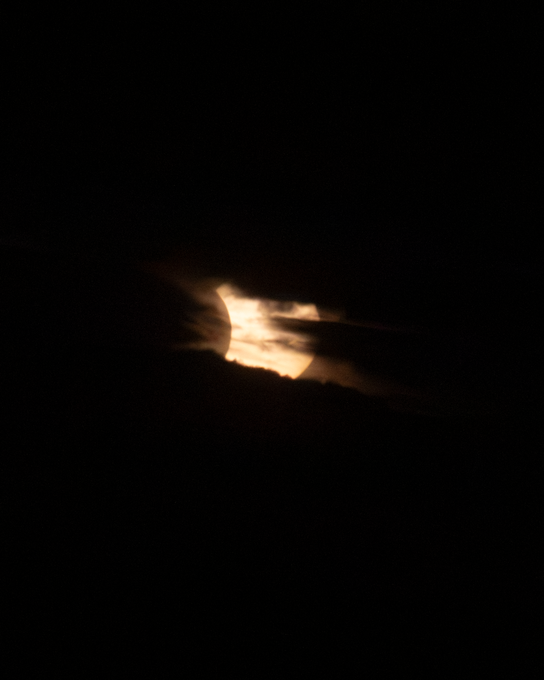Bildet kan inneholde: fotografi, atmosfærisk fenomen, natt, mørke, midnatt.