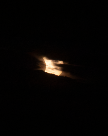 Bildet kan inneholde: fotografi, atmosfærisk fenomen, natt, mørke, midnatt.