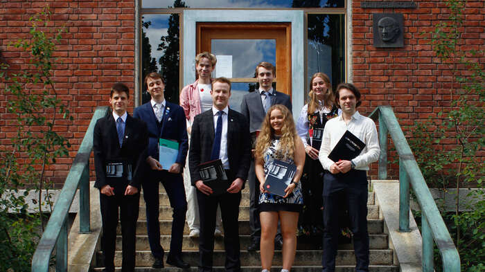 Studentene med diplomer