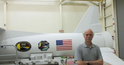 Professor Mats Carlsson foran Pegasus-raketten med IRIS-instrumentene