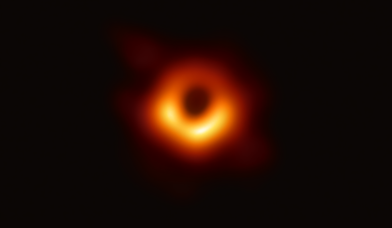 orange ring, svart bakgrunn