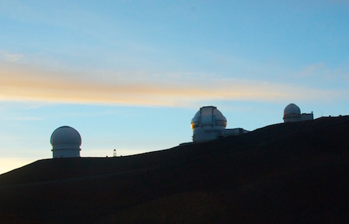 Teleskoper (bl.a. Gemini) i soloppgang på Hawaii