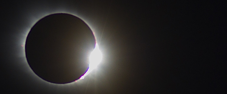 bilete av ei solformørking som viser ein kvit ring på svart bakgrunn