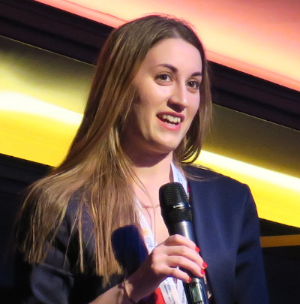 bildet av en ung kvinne som snakker med mikrofon