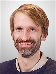 portrettbildet av en ung smilende mann