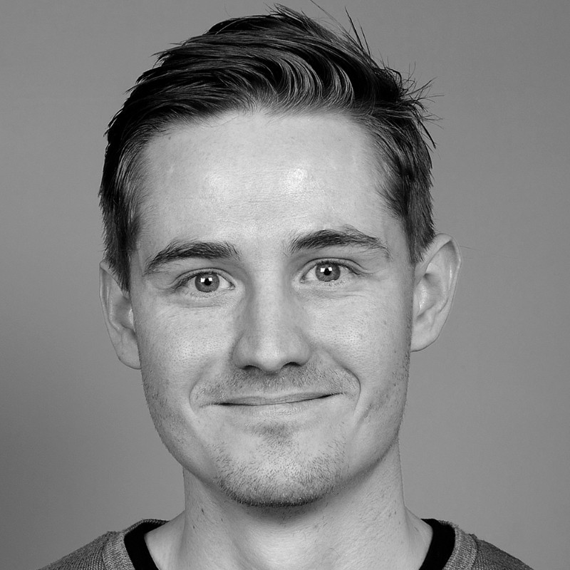 portrettbildet av en ung smilende mann