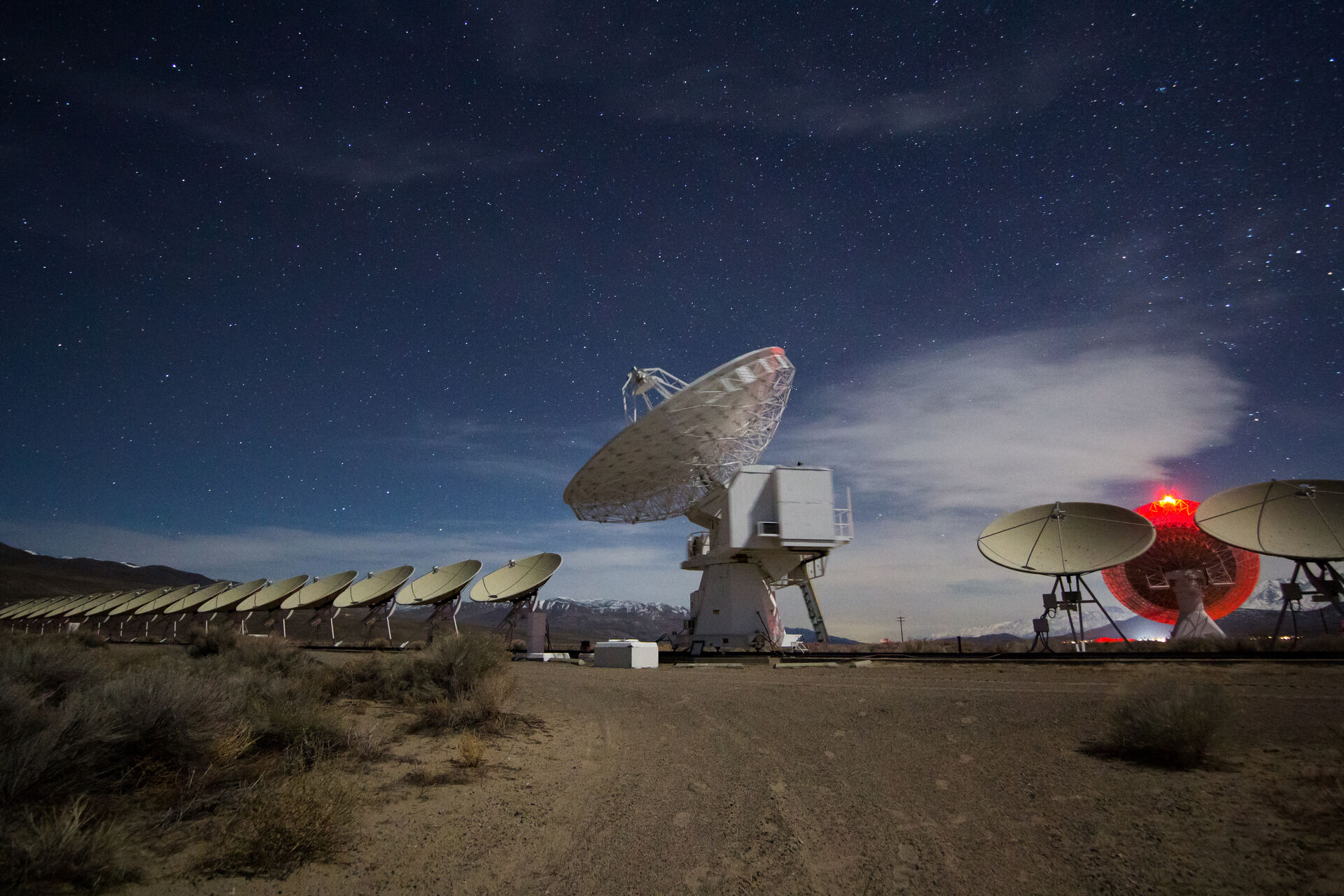 bildet av nattehimmelen og radioteleskopene i Owens Valley Radio Observatory (USA)