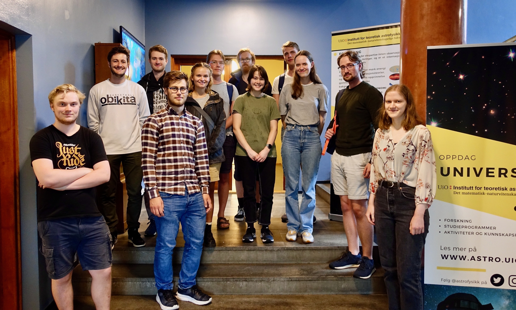 gruppebildet av stående unge studentene på trappa