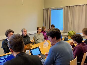 Felleslunsj med vitenskapelige ansatte fra kosmologi forskningsgruppa.
