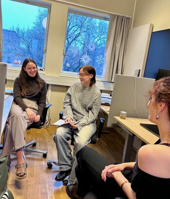 På kontoret til PhD kandidatene Aline Rangøy Brunvoll og Semya Amouche Tønnessen.