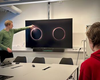 Elias Roland Udnæs gir en innsiktsfull forklaring om fenomenet solformørkelse.
