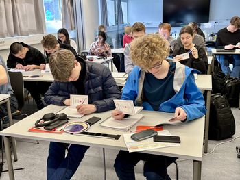 Elevene lærte å lese kart i Almanakk for Norge og å bruke en planisfære.