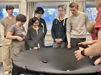 Gravitasjonsbrønnen er perfekt for å utforske fysiske fenomener som gravitasjon, rom-tid-bøyning, svarte hull og mørk materie.