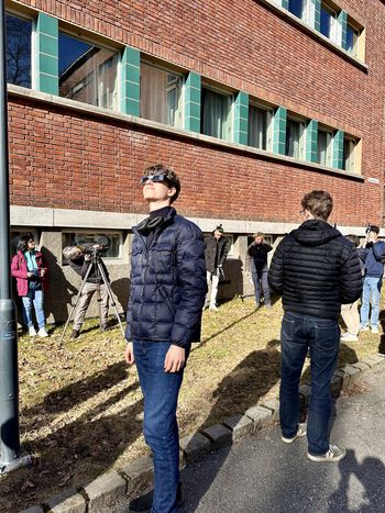 Elevene kikket på solen med teleskop og solformørkelsesbriller.