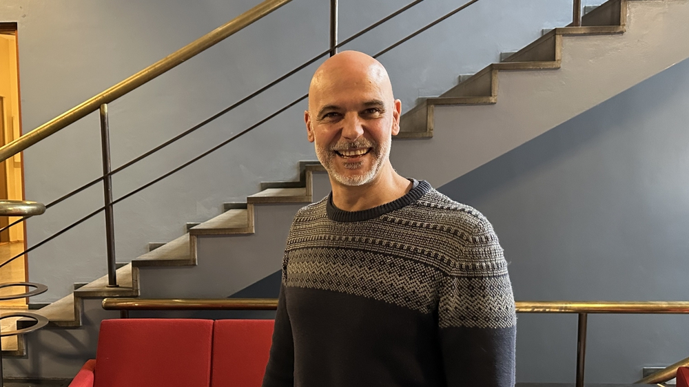 Portrettbildet av en smilende David Mota