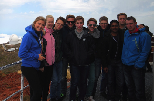 Bildet kan inneholde: sky, himmel, bukse, smil, reise.