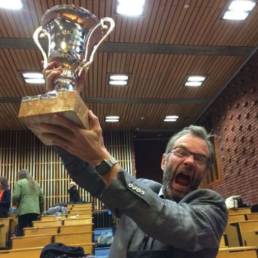 Bildet kan inneholde: se, trofé, briller, engineering, metall.