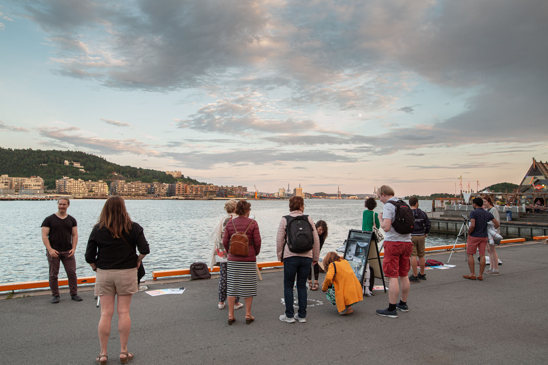 bildet av folka som står ved siden av teleskopet ved Oslo promenade