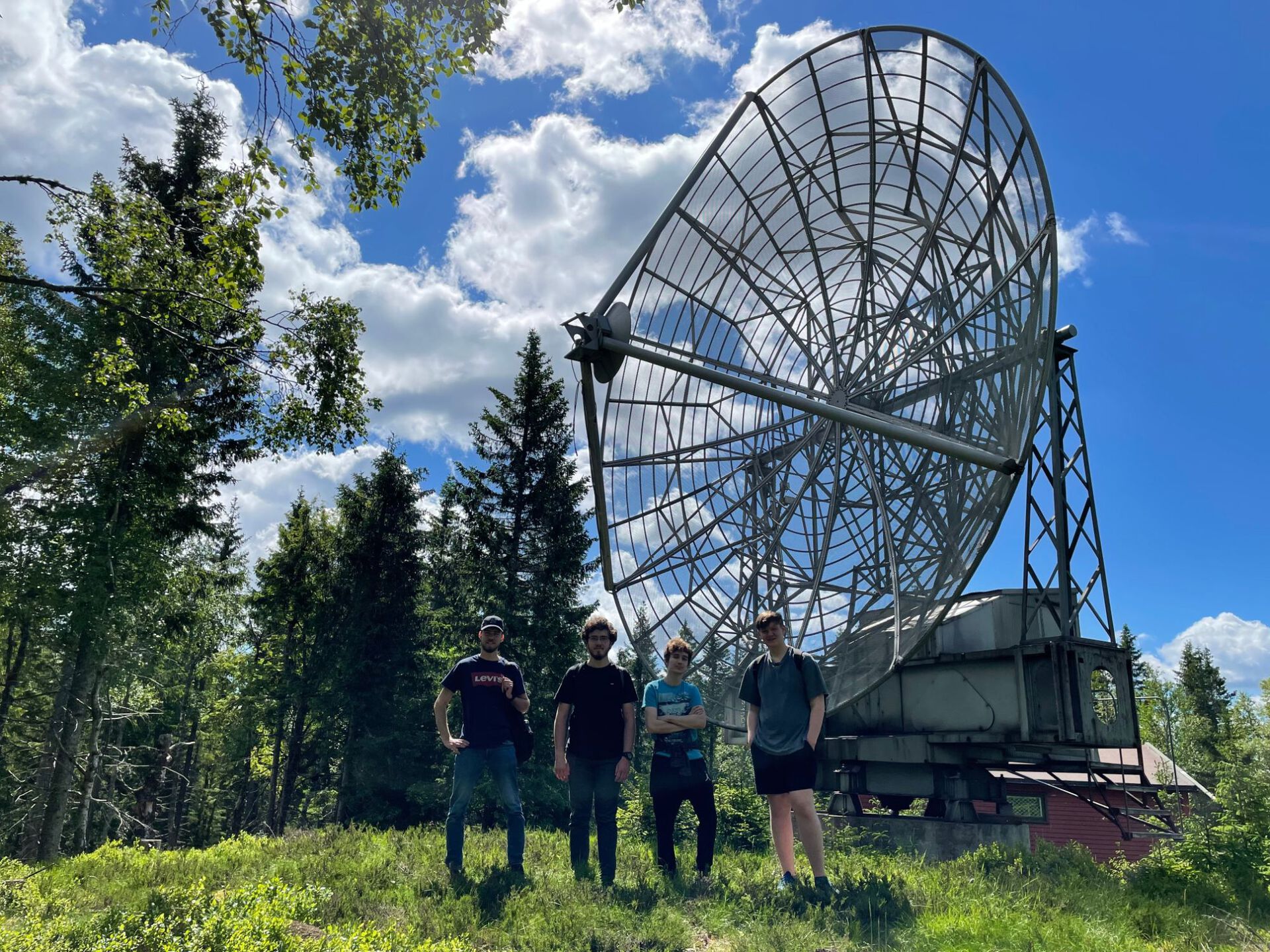 Fire gutter står foran radiotelesopet i Harestua