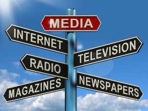 illustrasjonen av en skilte som påpeker på ulike retninger: internet, presse, tv, radio