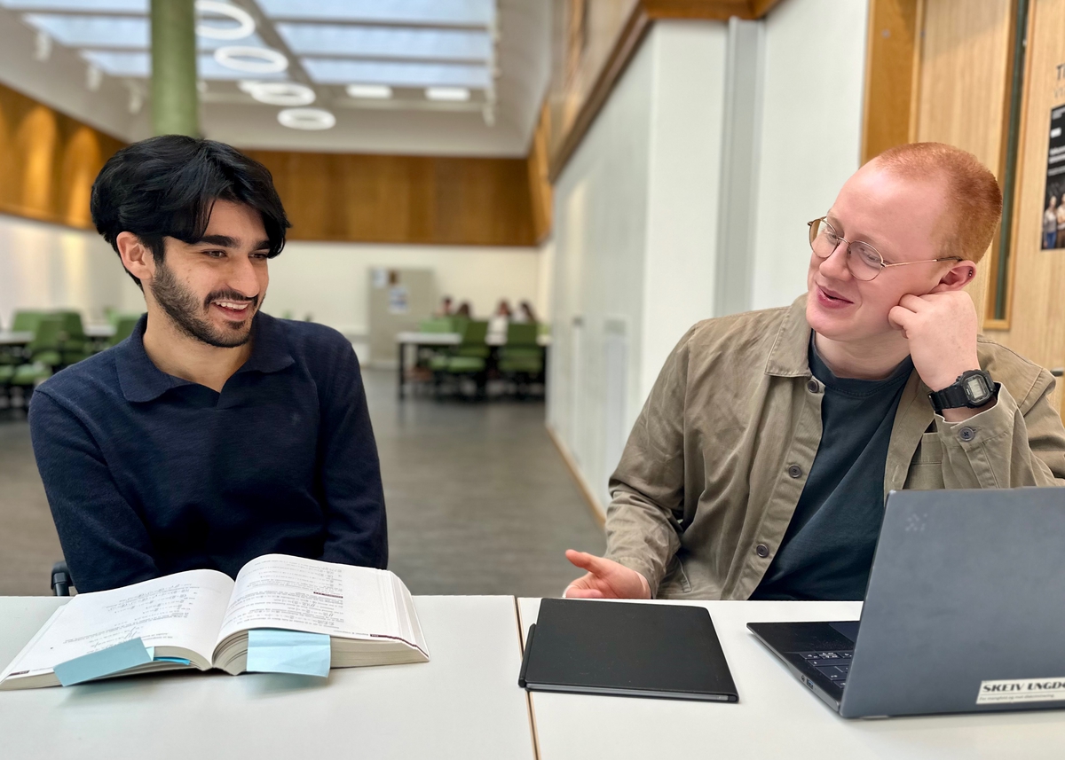 to studenter som deler sine historier i lesesalen
