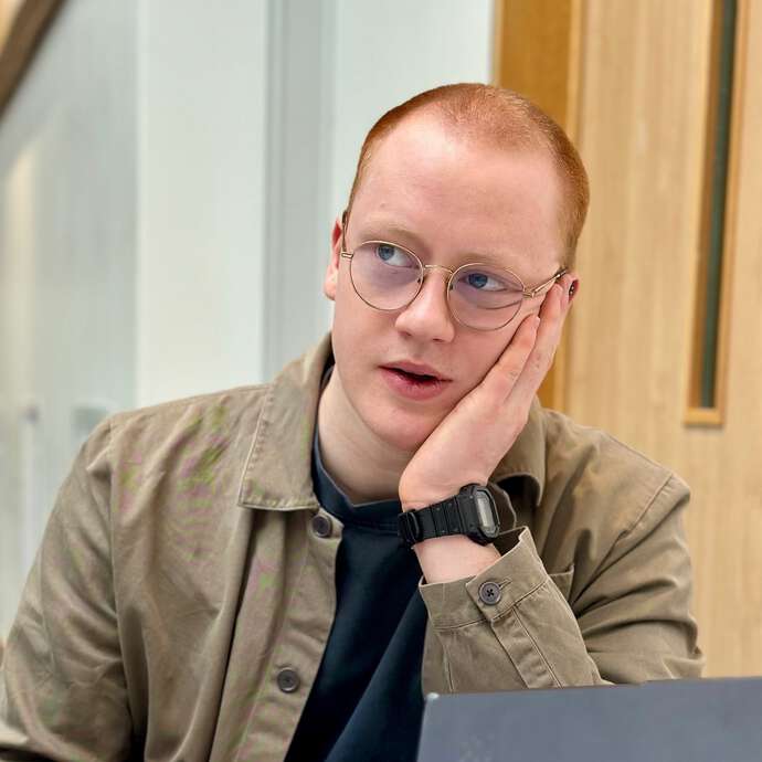 student med briller som tenker