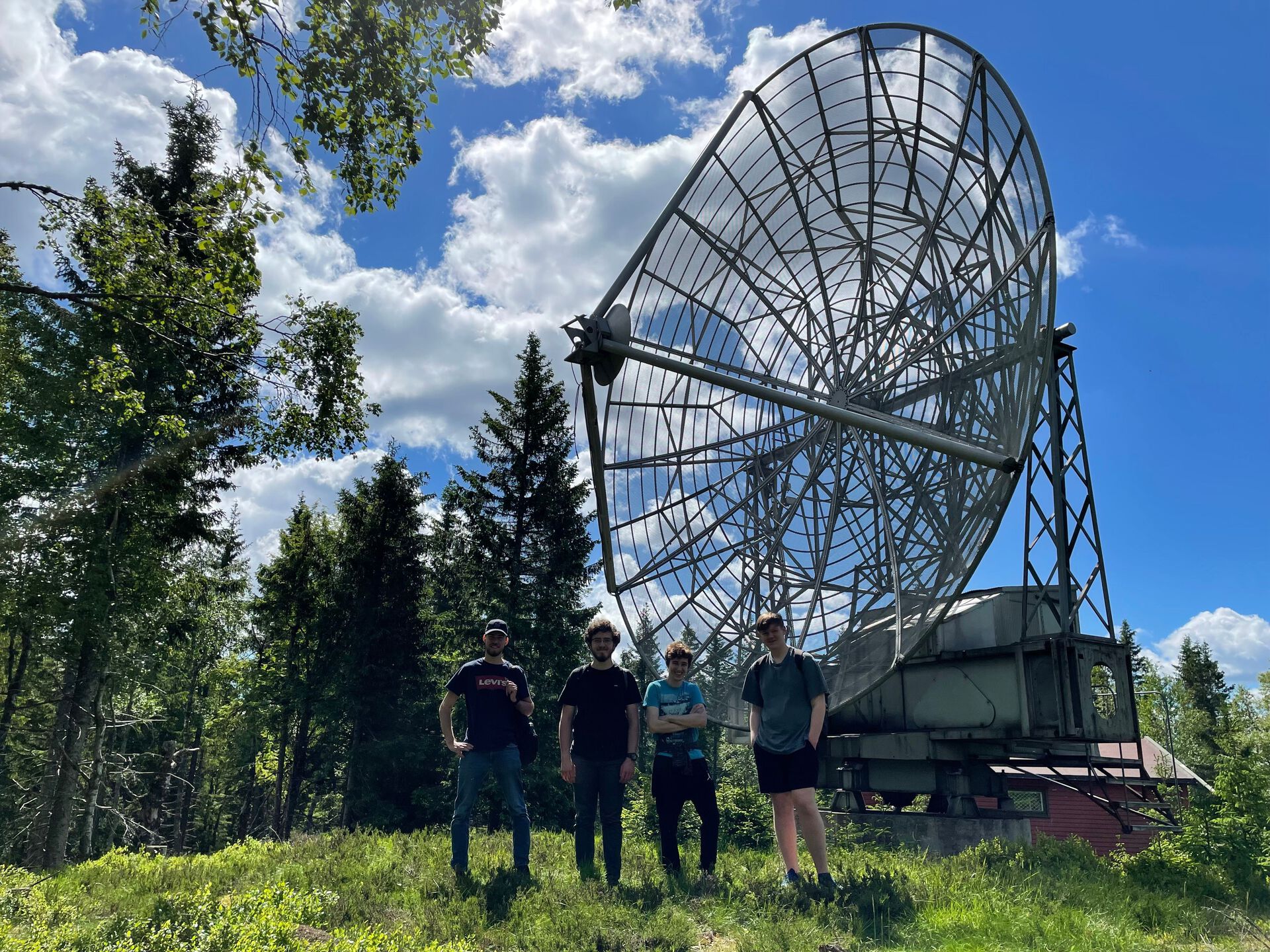 Her står OL-landslaget foran et gammelt radioteleskop på Harestua. Fra venstre: Jon Tomter, John Aslak Wee Kleven,&amp;#160;Dorde Veljkovic, Haakon Alexander Flink.