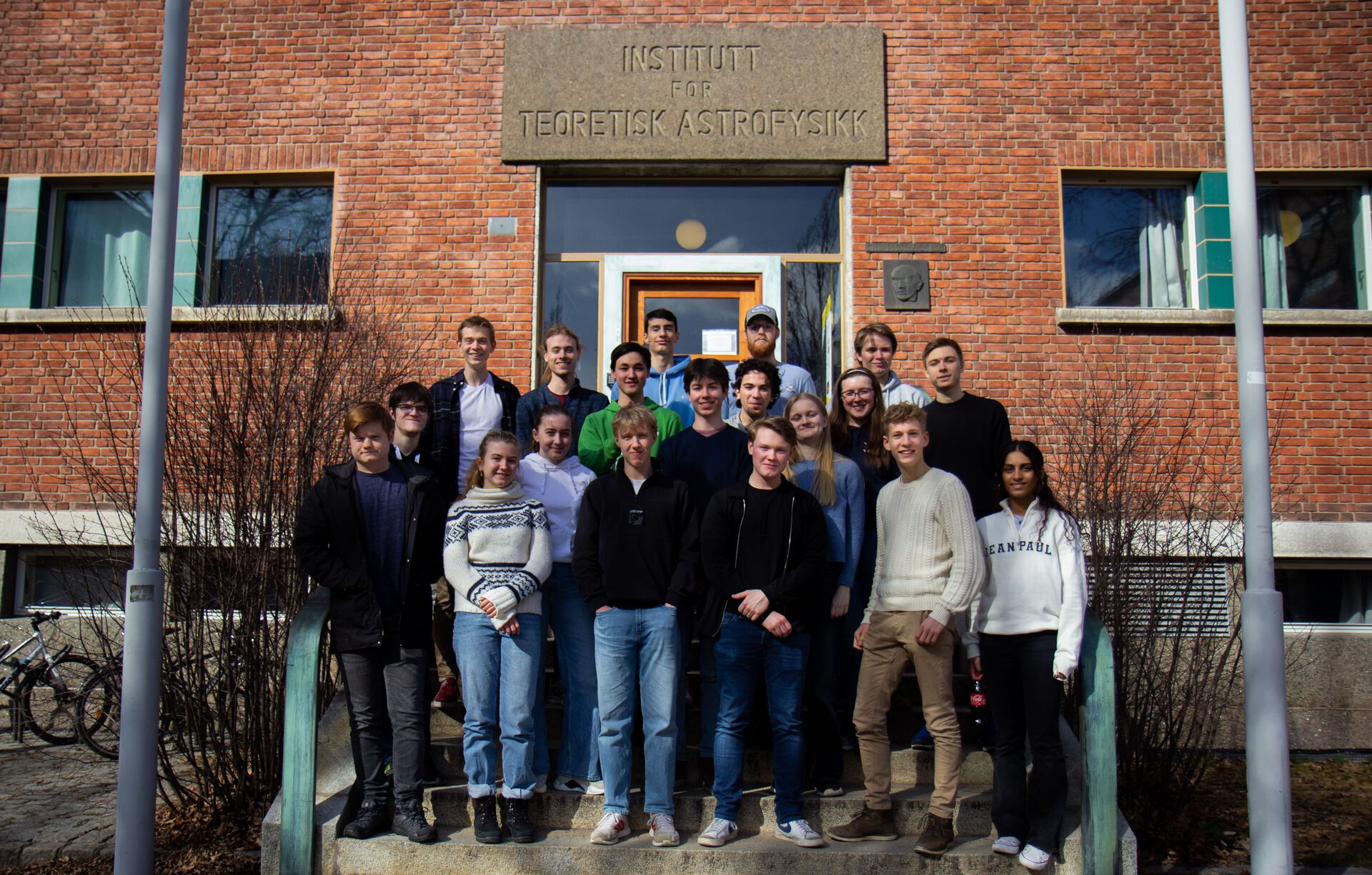 Gruppebildet foran Institutt for teoretisk astrofysikk bygning&amp;#160;av de 20 strålende elevene som deltok Astronomiolympiadens treningsuke i mars 2022.