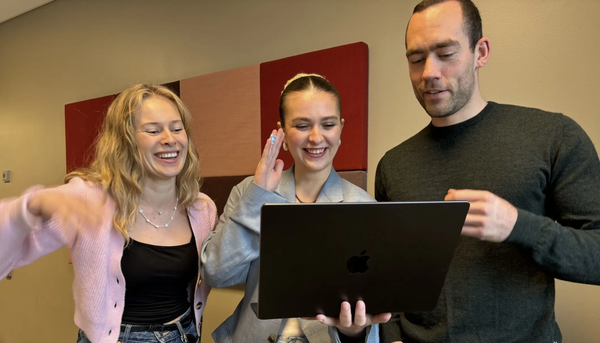 Bildet kan inneholde: smil, skulder, computer, personlig datamaskin, bærbar datamaskin.