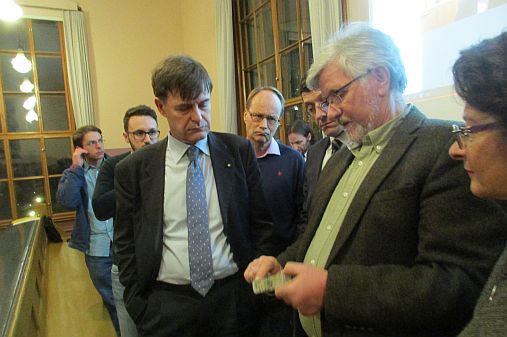 As a part of the lecture Andersen could show several rock samles which all had been through an earthquake and had been trough a melt and congeal process. Photo: CEED/GKT