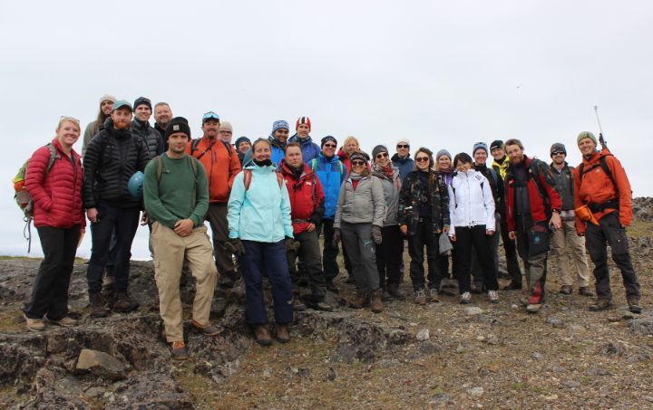 Diabasodden: Course participants during the field excursion in Sassenfjorden.