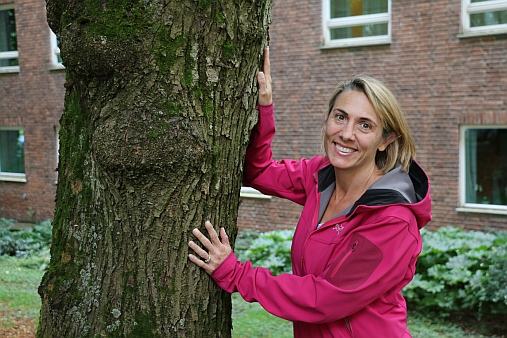 Anne Hope Jahren elsker trær. Hun synes vi bør respektere dem mer. De har slitt hardt for å bli til. Her ved et av trærne foran hennes nye arbeidsplass på UiO. Foto: Gunhild M. Haugnes