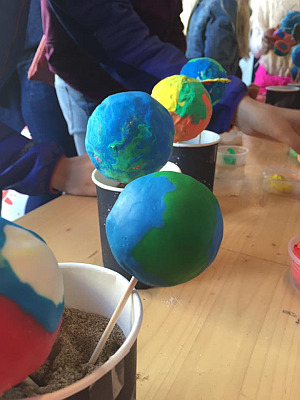 Universitetsplassen: Planeter på rekke og rad laget av elever som besøkte CEEDs stand på Forskningtorget 2016. Foto: Brit Lisa Skjelkvåle
