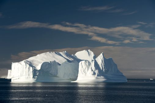 Den smeltende isen på Antarktis og Grønland avgir mye mer vann enn fastlandsbreer har gjort. Illustrasjonsfoto: Colourbox