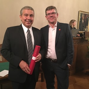 En stolt prisvinner Jan Inge Faleide (t.v.) med rektor ved UiO, Svein Stølen, etter prisutdelingen på DNVA. Foto: Carmen Gaina/CEED.