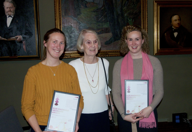 OSLO, DNVA: Professor Else-Ragnhild Neumann i midten flankert av de to stolte prisevinnerne; Anja Røyne til venstre og Grace Shepard til høyre. Foto: Johannes Jakob/UiO