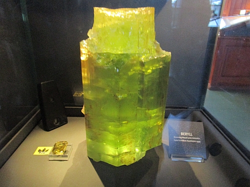 En flott beryll fra samlingen til Naturhistorisk museum, UiO. I beryll finnes Berylleum som er et svært sjeldent grunnstoff, men som likevel opptrer i 112 forskjellige mineraler. Foto: Institutt for geofag/GKT