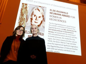 Carmen Gaina/CEED (t.v.) med professor emerita Else-Ragnhild Neumann, som prisen "Else-Ragnhild Neumann Award for Women in Geosciences" er oppkalt etter. Prisen, som deles ut første gang desember 2018. Foto: Gunn Kristin Tjoflot/UiO