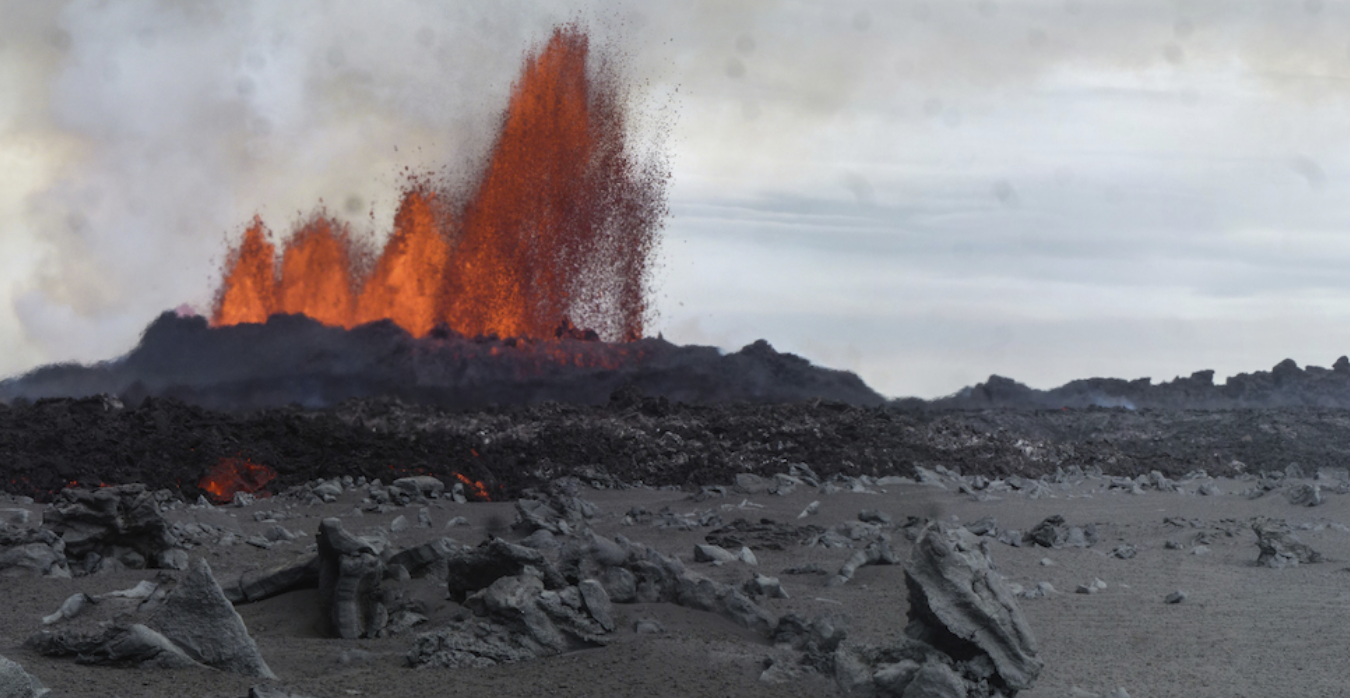 Bildet kan inneholde: geologisk fenomen, aske, brann, vulkan landform, lava sletten.