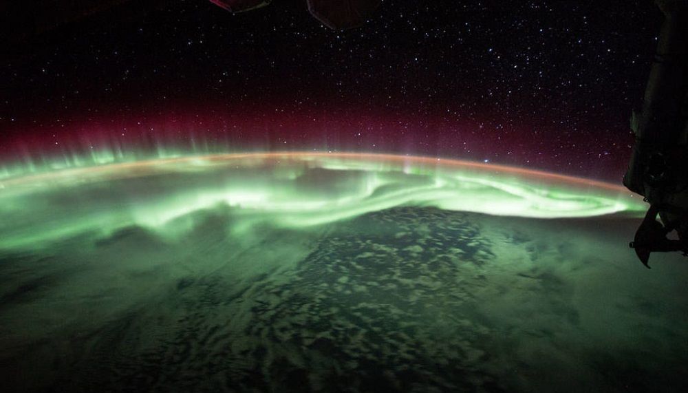 Nordlys sett fra den internasjonale romstasjonen. Foto: NASA