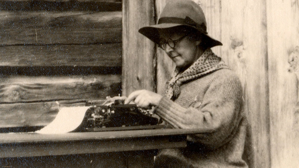 Photo of Kristine Bonnevie at a typewriter.
